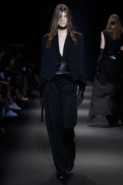 Look 18